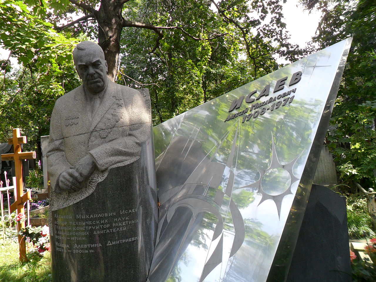 Могила А. М. Исаева на Новодевичьем кладбище