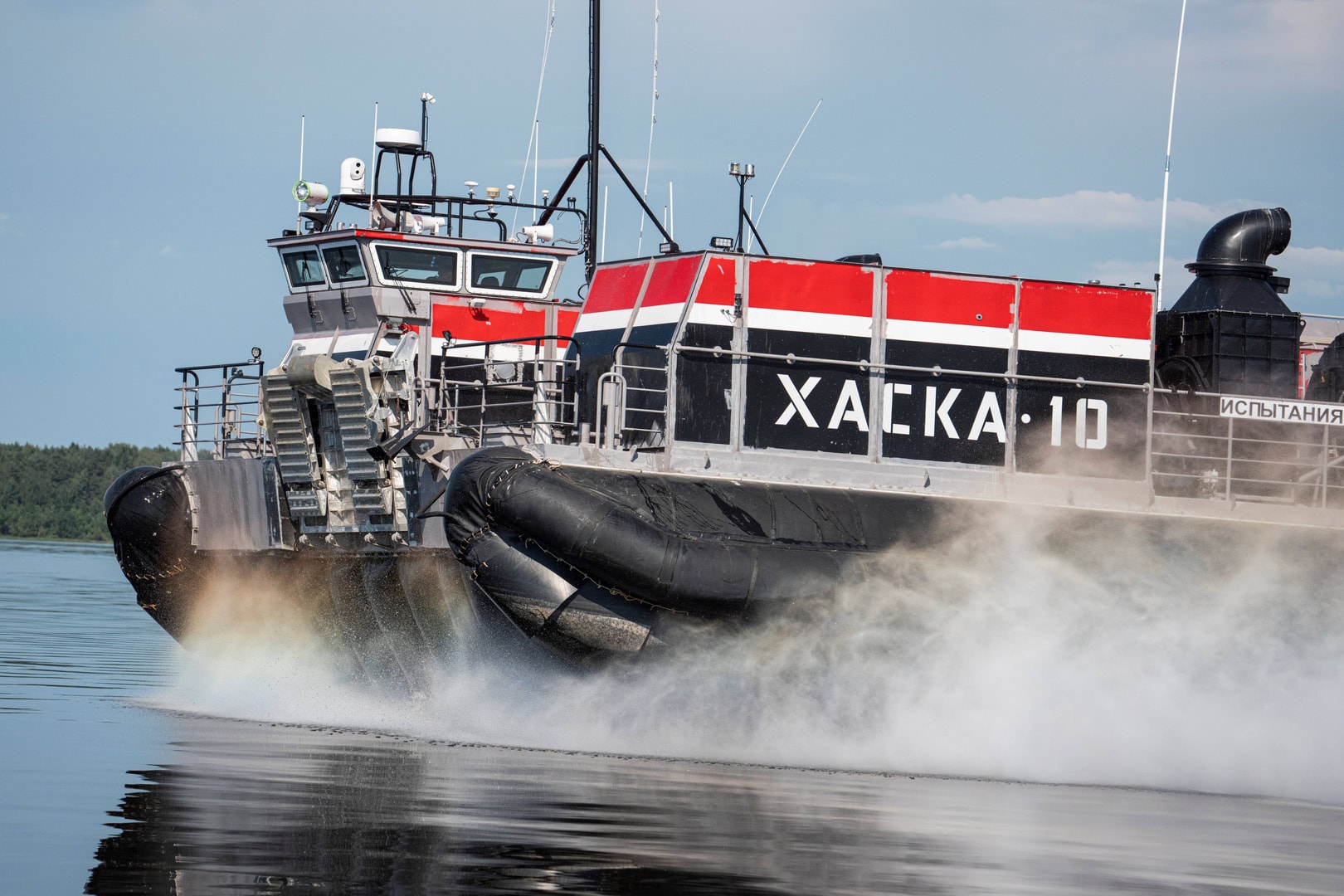 Максимальная скорость судна 40 узлов