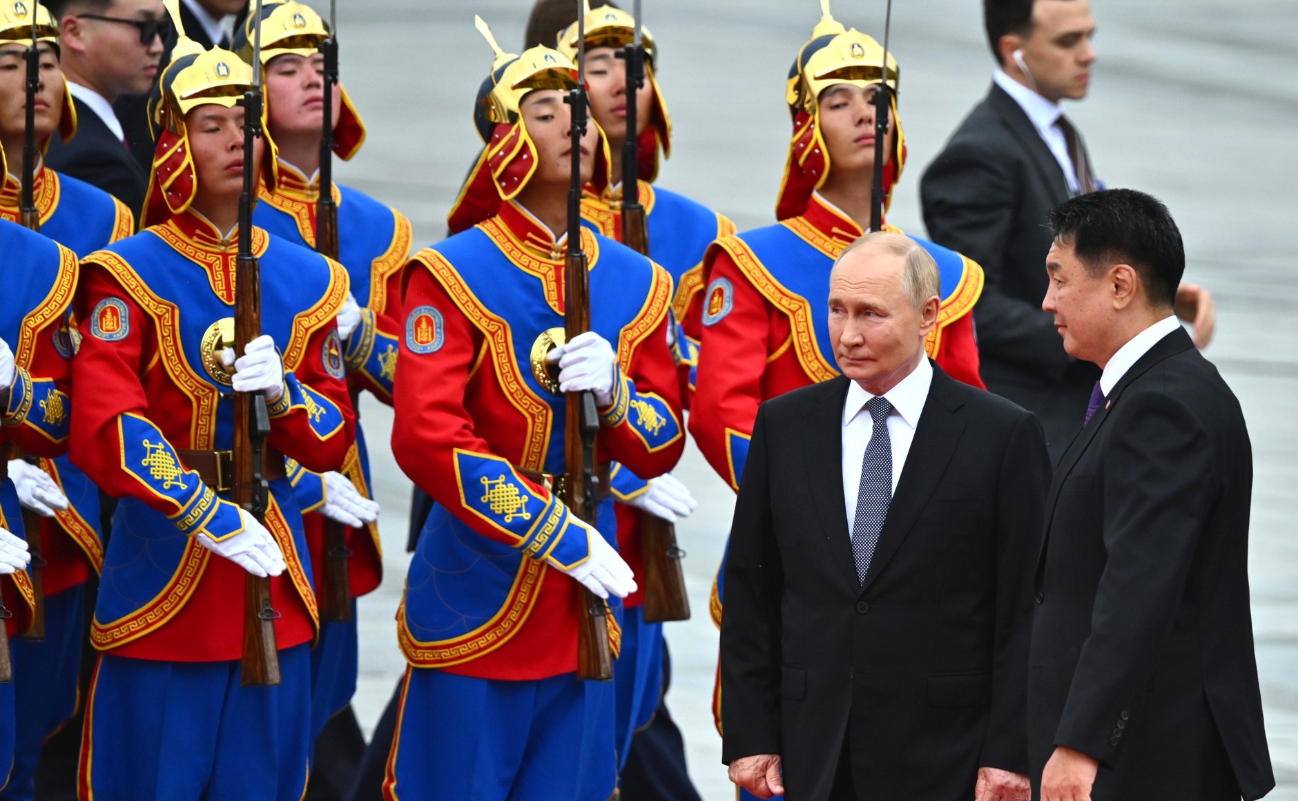 Файл:Церемония официальной встречи Президента России Владимира Путина Президентом Монголии Ухнагийн Хурэлсухом.jpg