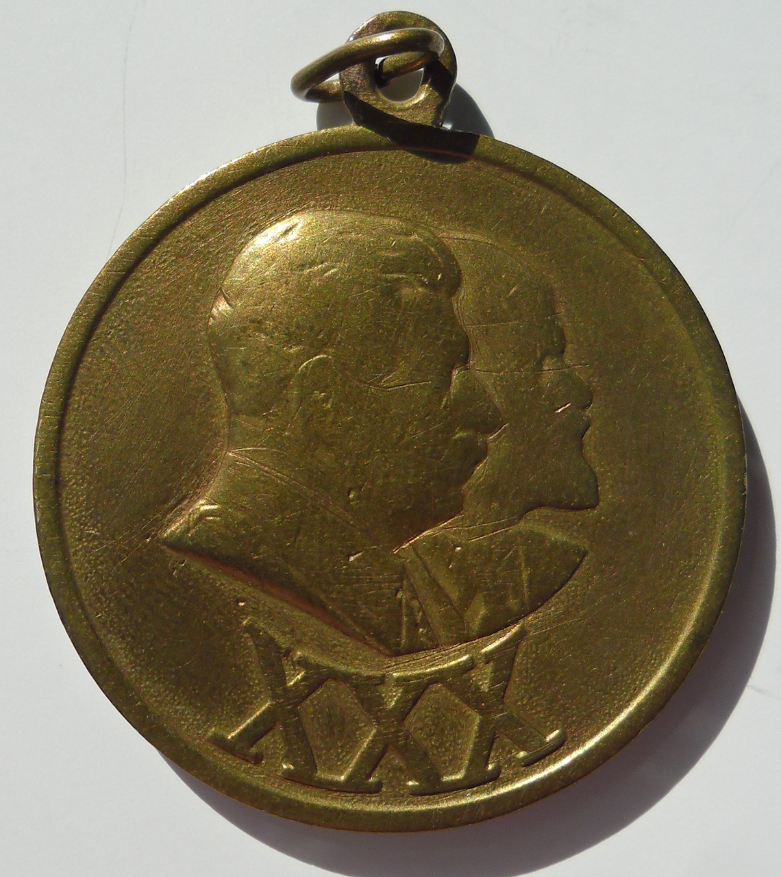 Медаль «В ознаменование тридцатой годовщины Советской армии и флота 1918-1948» аверс.JPG