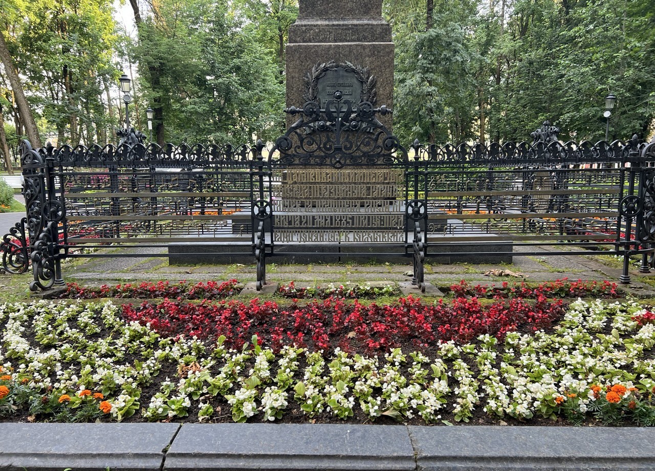 Ограда у памятника Глинке 3 (Смоленск).jpg