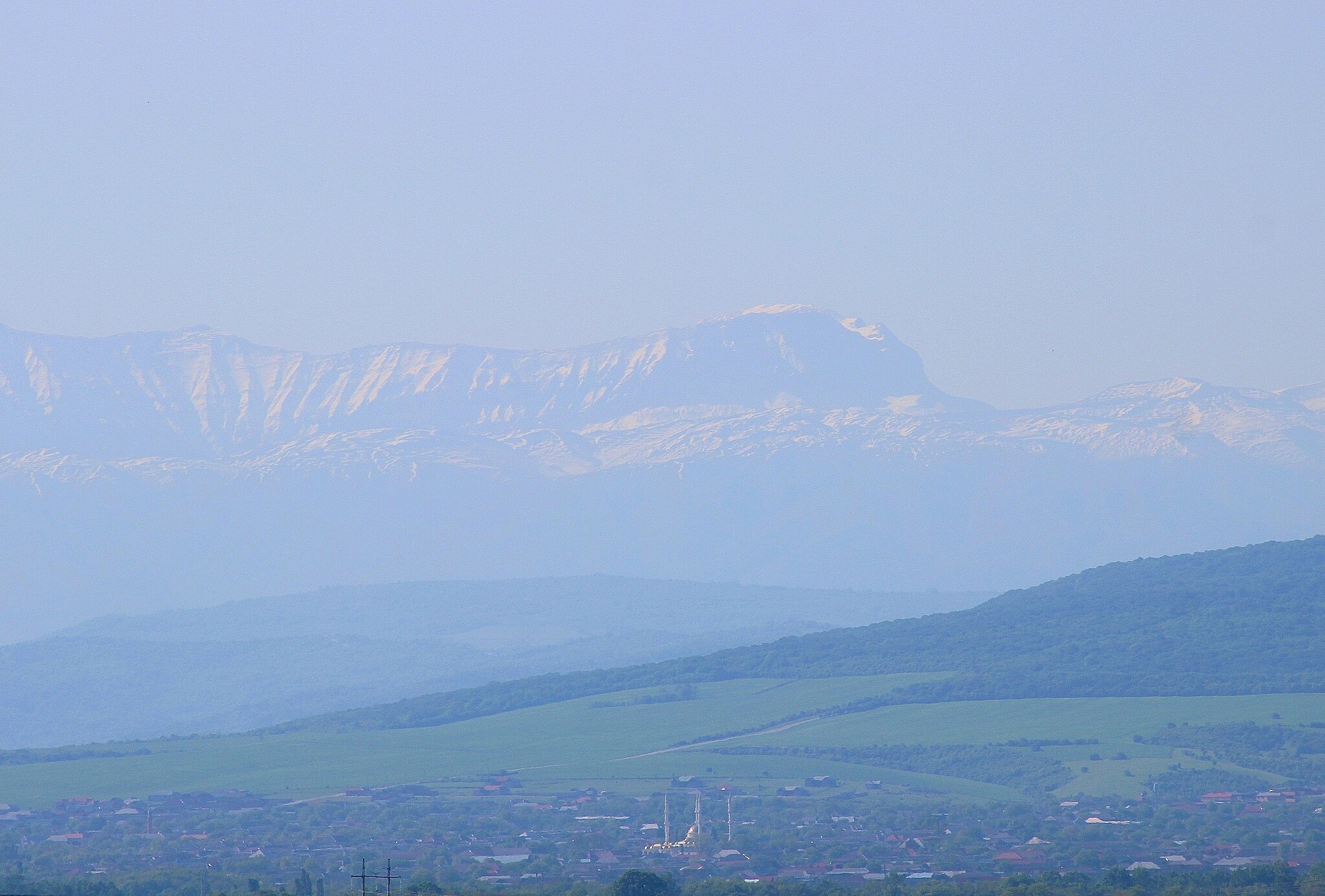 Майртуп на фоне горного хребта
