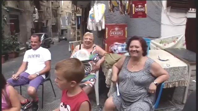 18. Девятая серия. Неаполитанцы, привычно расположившиеся на улице.