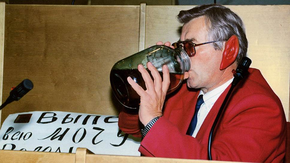 Марычев пьет «мочу»