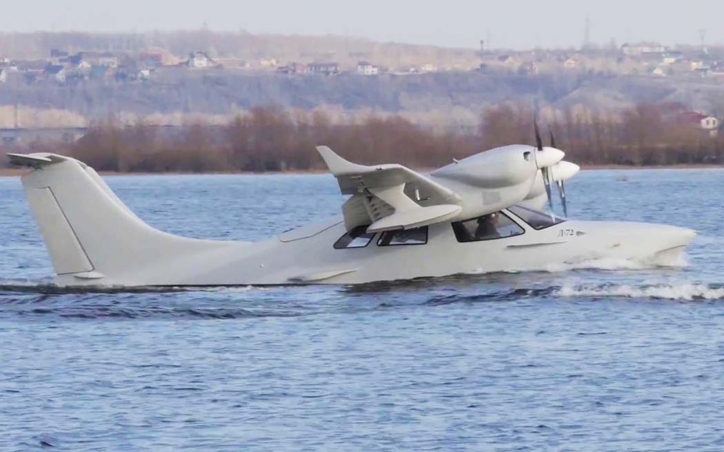 Файл:Л-72 на воде.jpg