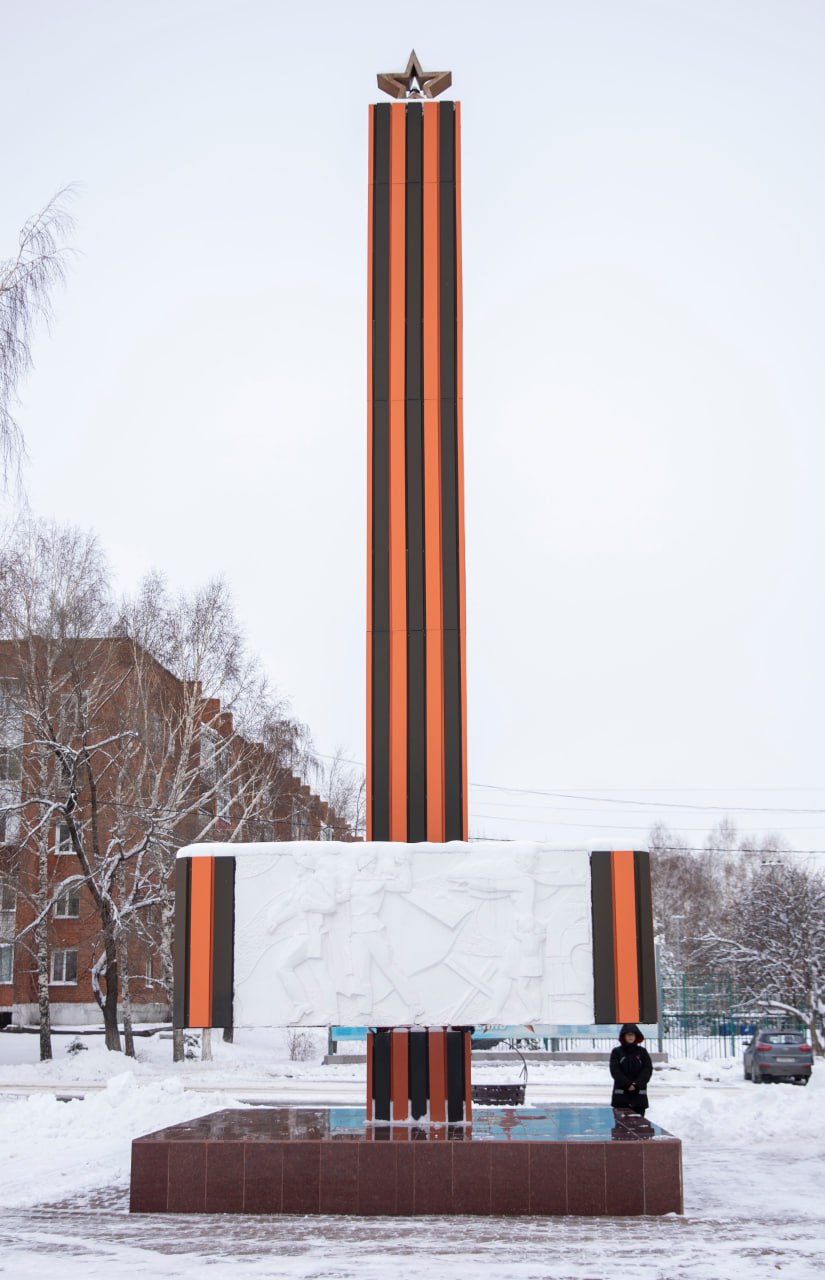 Файл:Обелиск Славы воинам-шахтерам в пгт Бачатском,.jpg