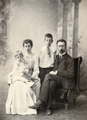 Юрий Бахрушин – подросток, с родителями