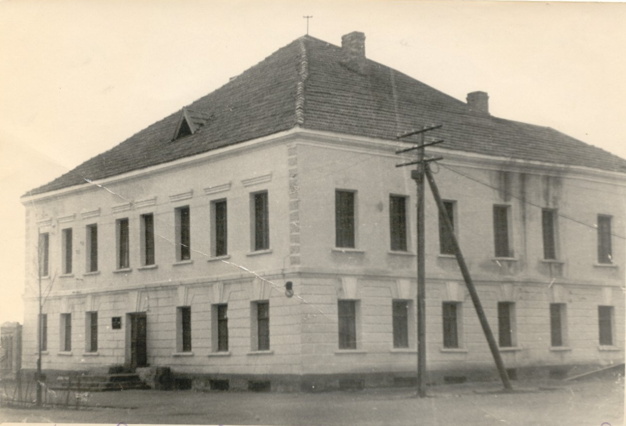 Здание конторы Промбанка на углу пр. Ленина (Б. Московской) и ул. Гагарина (Федоровский ручей), 1960-е годы