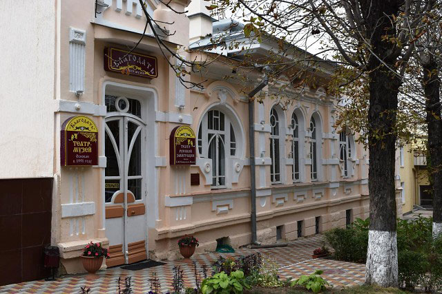 Файл:Кисловодск Театр Благодать Вход.jpg