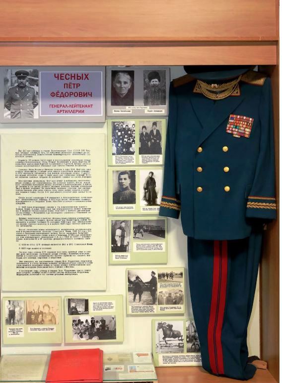 Экспозиция «Васюринская и её жители в годы Великой Отечественной войны». Стенд, посвящённый Чесных Петру Фёдоровичу (1903—1987), генерал-майору артиллерии.