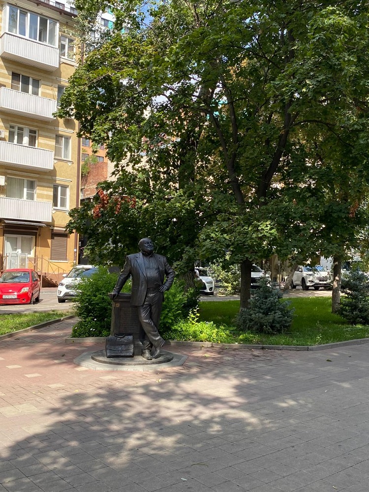 Памятник Жванецкому в Ростове.jpg