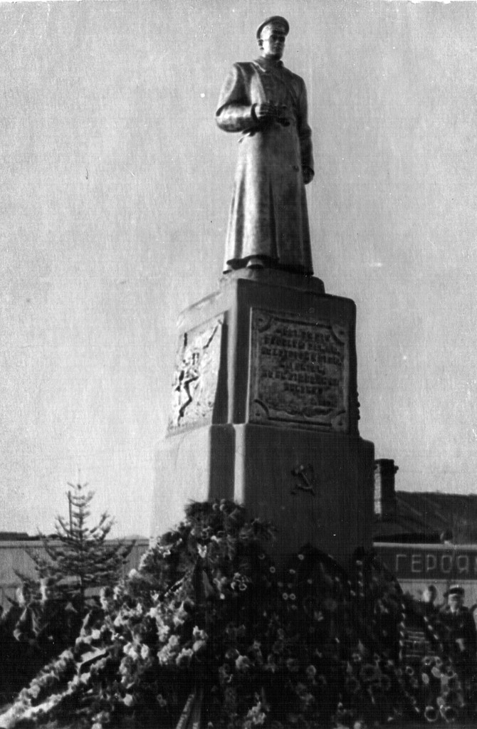 Файл:Monument to Sergei Lazo, Partizansk city.jpg