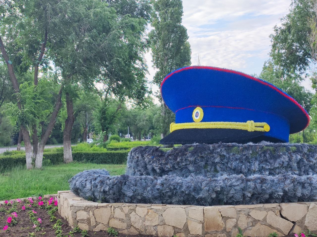 Необычный арт-объект в виде гигантской полицейской фуражки установлен в 2018 году в канун трёхсотлетнего юбилея российской полиции.