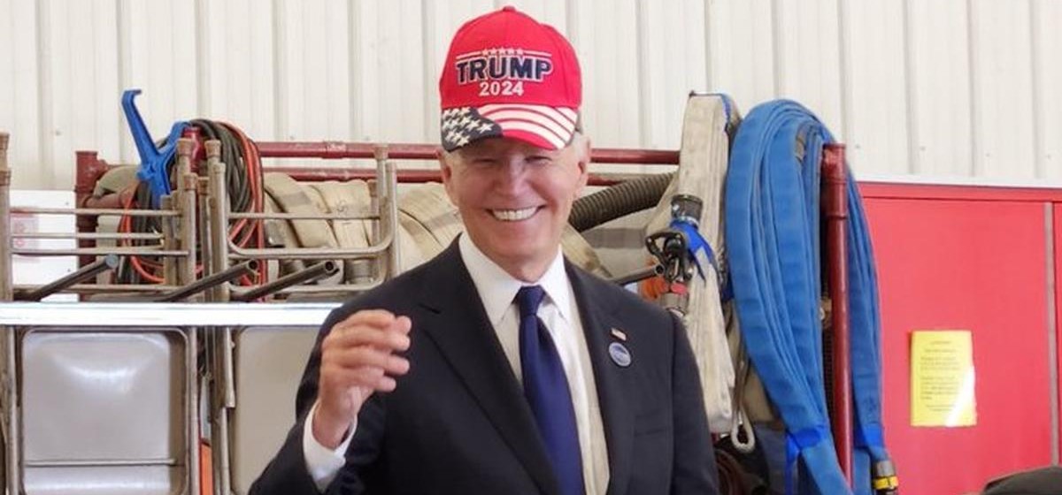 Джо Байден в кепке с надписью президент Трамп..jpg