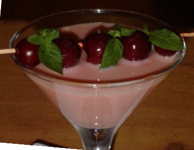 Файл:Вишнёвое молоко (коктейль).jpg