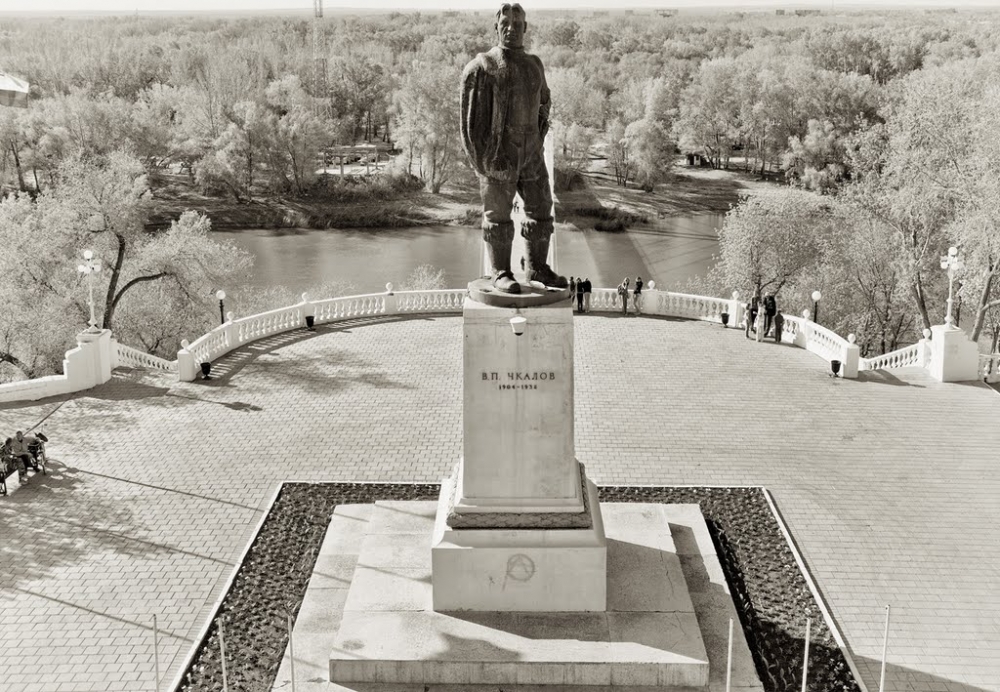 Файл:Памятник Чкалову в Оренбурге.jpg