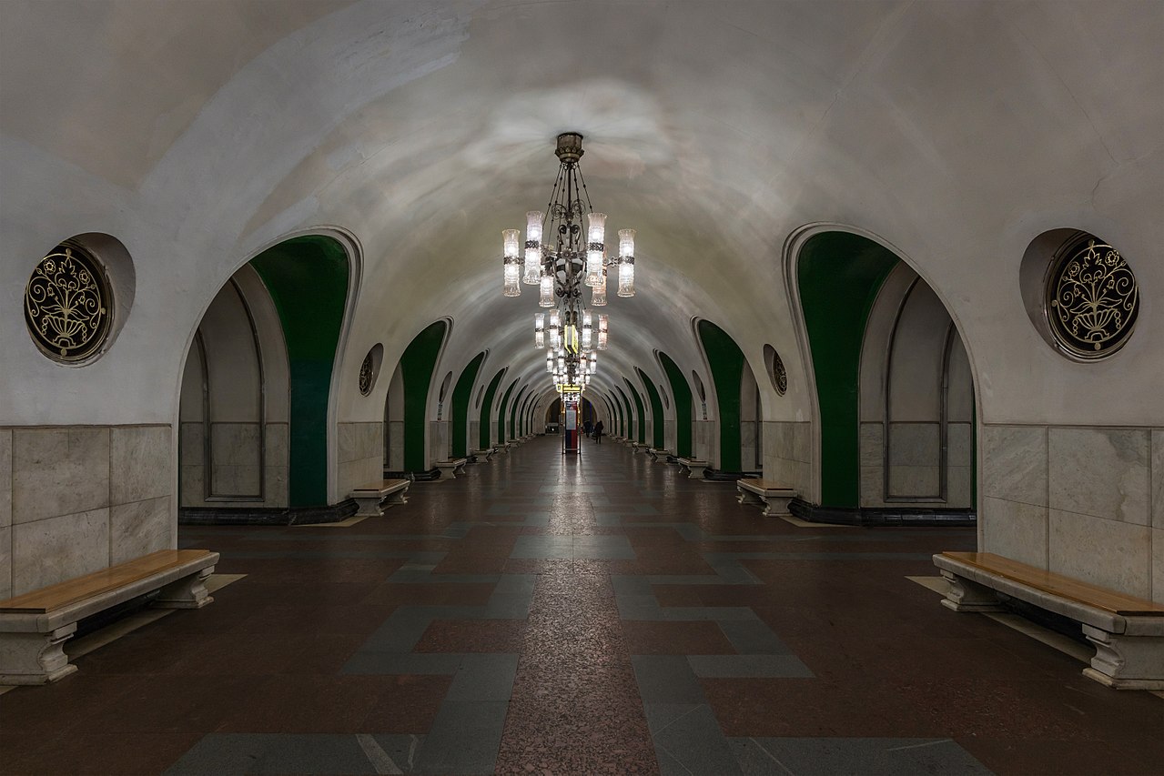 Центральный зал станции метро «ВДНХ»