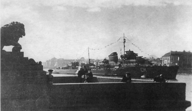 Эсминец «Стремительный» на первом параде в честь Дня ВМФ в Ленинграде, 1939 год