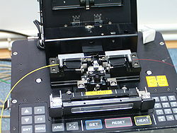 Установка оптических волокон в сварочный аппарат