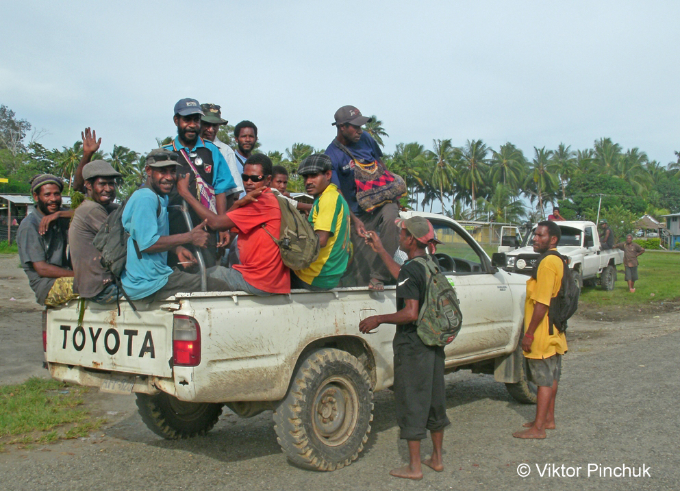 Общественное такси, отправляющееся из г. Аитапе в одну из окрестных деревень