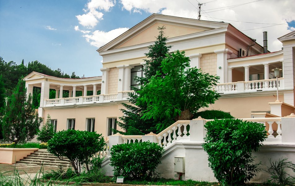 Файл:Санаторий Алушта.jpg