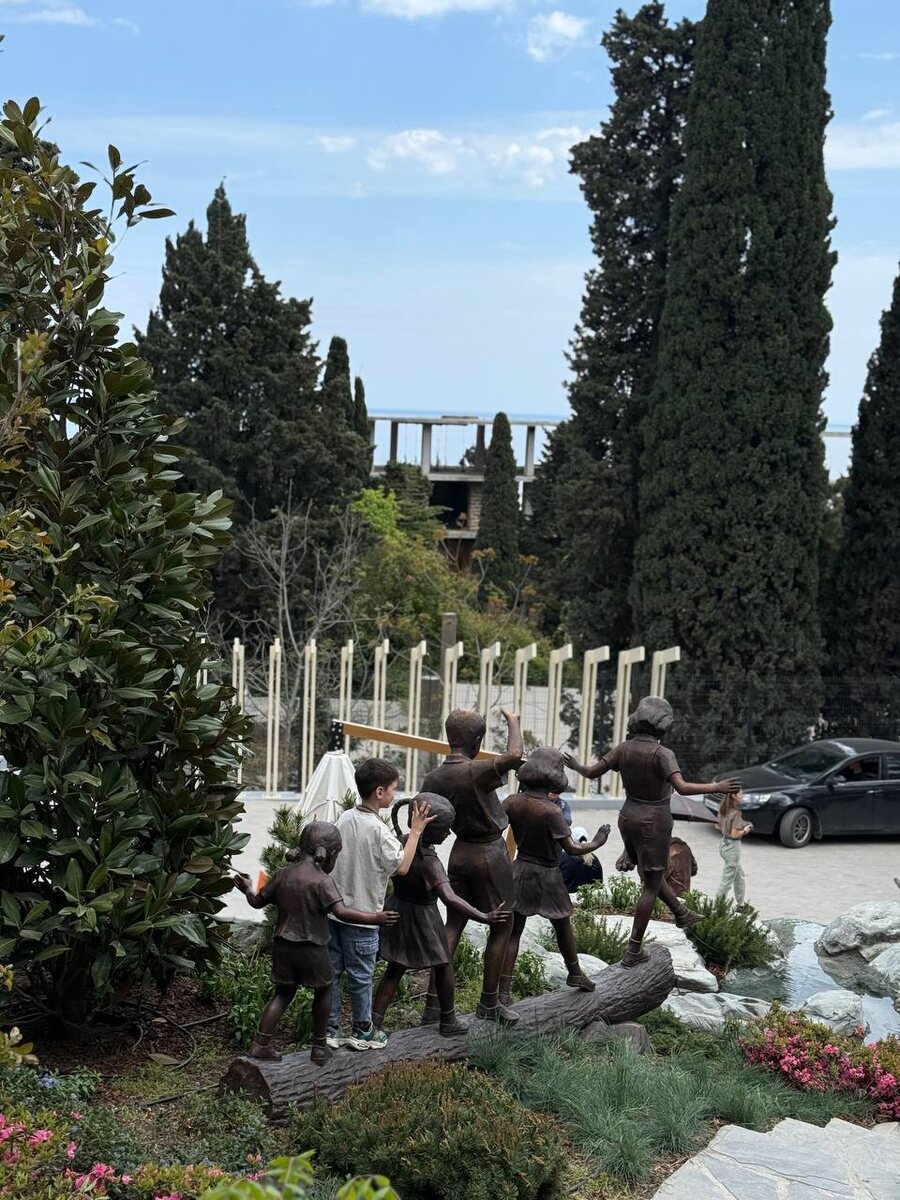 Скульптурная группа рядом с кафе «Шалость»