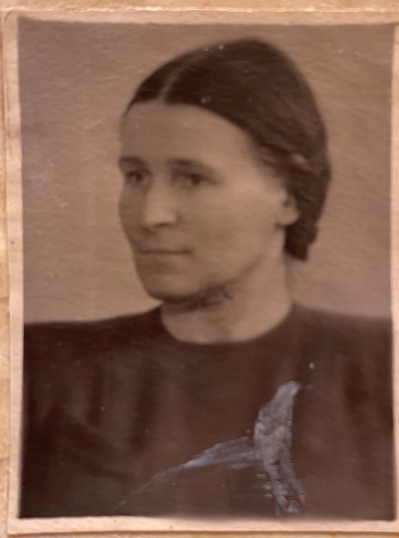 Фотография художницы. Людмила Александровна Равдоникас (Иванова).jpg