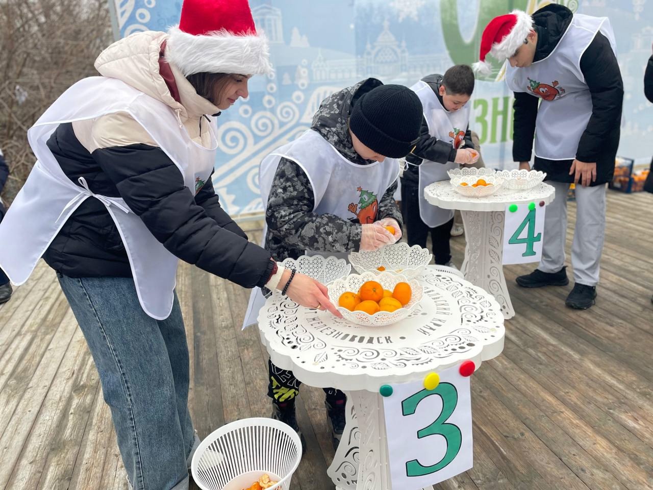 Файл:Участники фестиваля по очистке мандаринов 2023.jpg