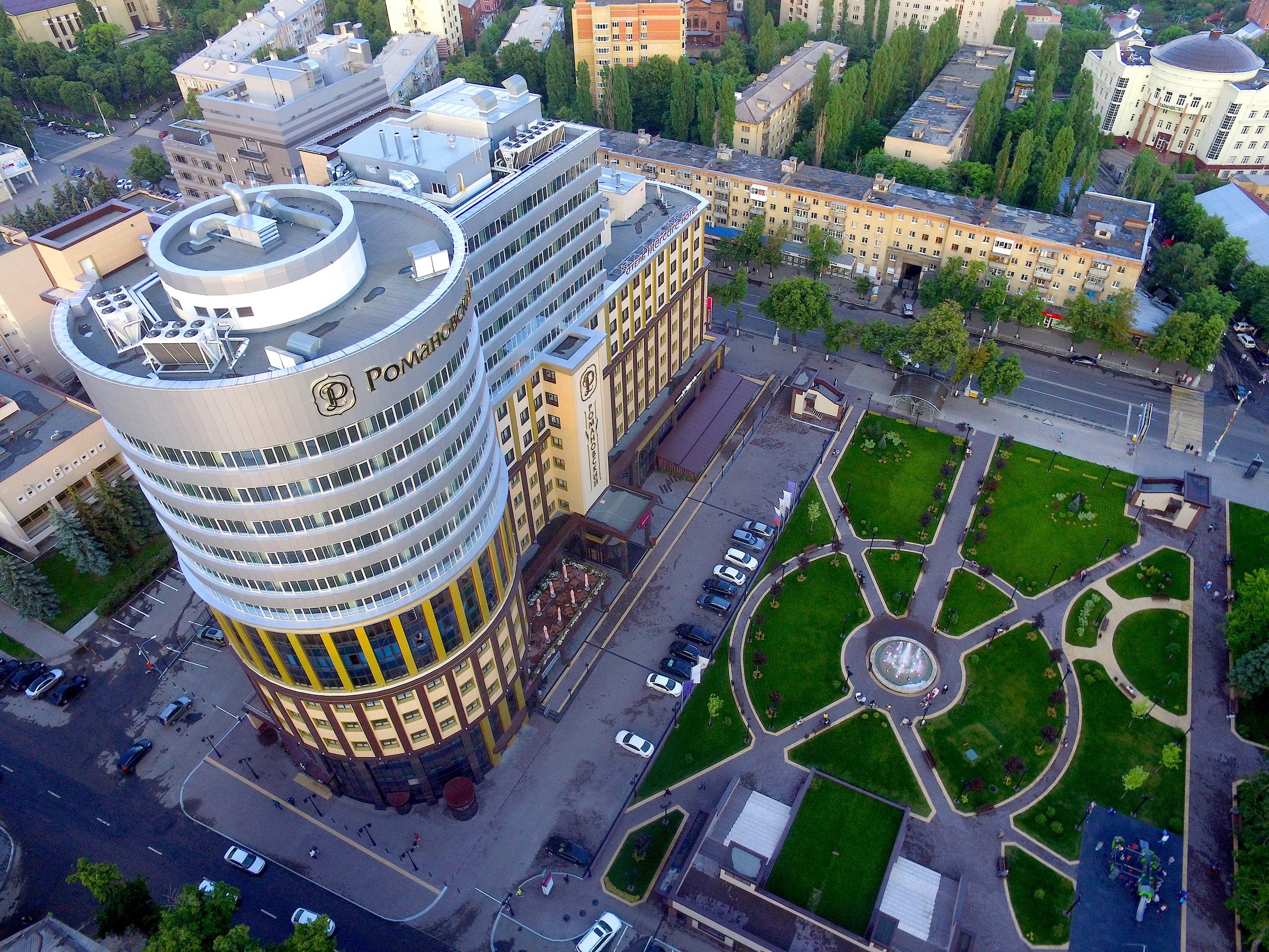 Бизнес-центр Романовский и Романовский сквер