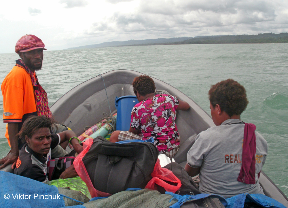 На Аитапе! Та же лодка в движении.