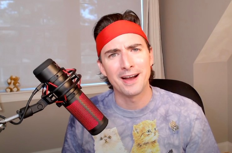 Файл:27-12 Кит Гилл в майке с котиками.jpg