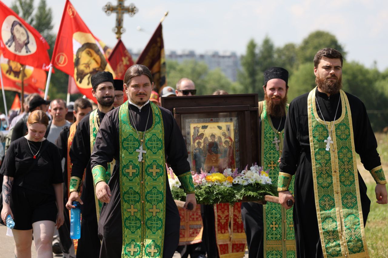 Фреска на южной стене притвора "Крестный ход в Коробейниково"