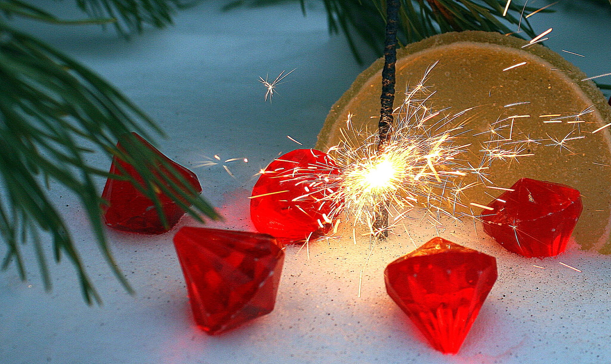 Файл:Бенгальский огонь на Новый год в России.jpg