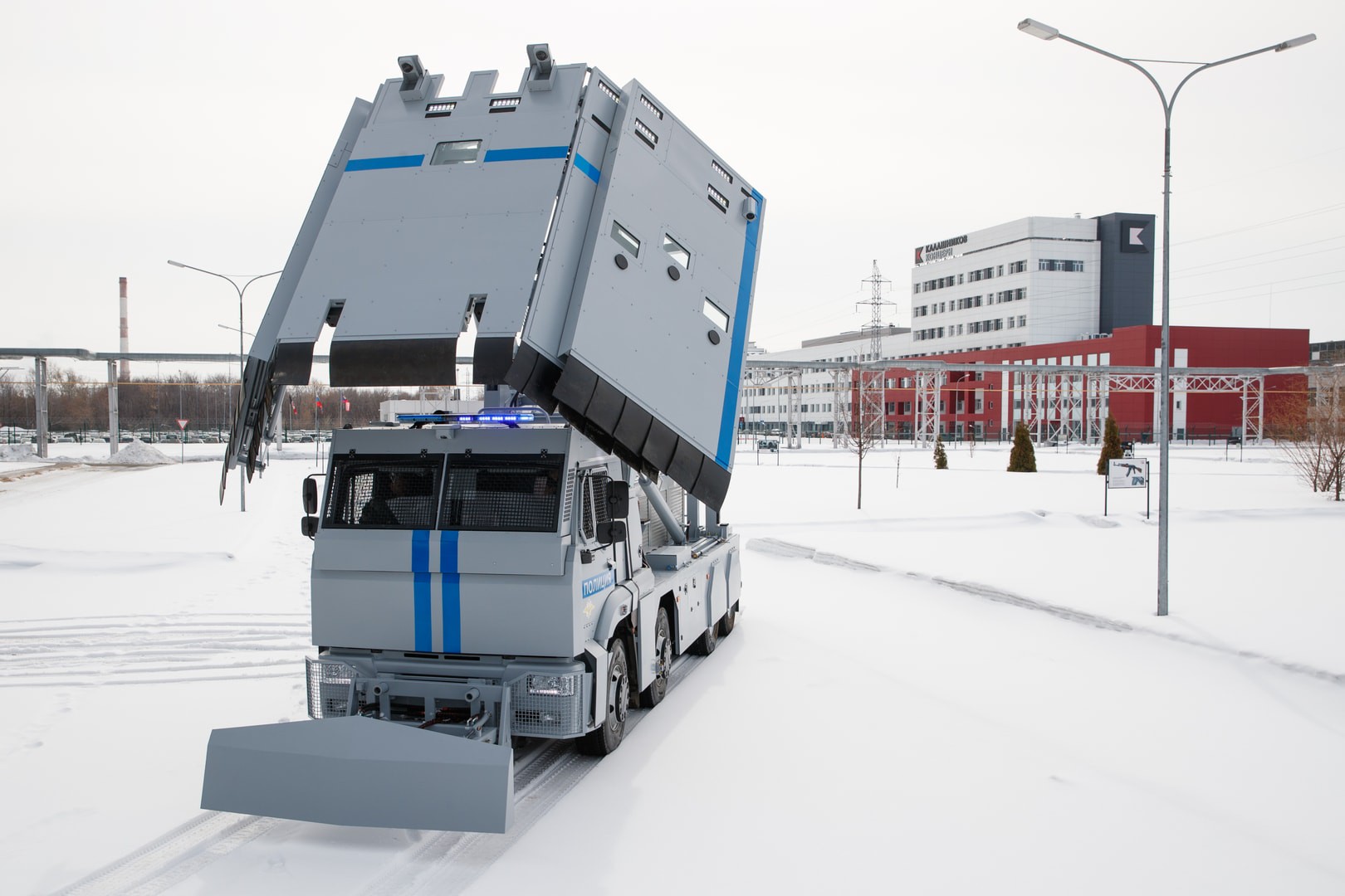 Автомобиль «Стена» с поднятым щитом (2025)