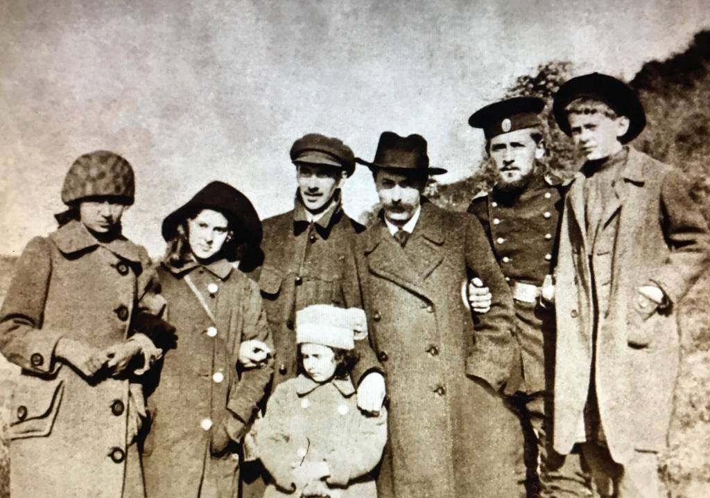 Крым 1916 г. В военной форме Александр Хейфец, слева от него Саша Черный, в центре Корней Чуковский с дочерью Лидочкой. Фото из семейного архива
