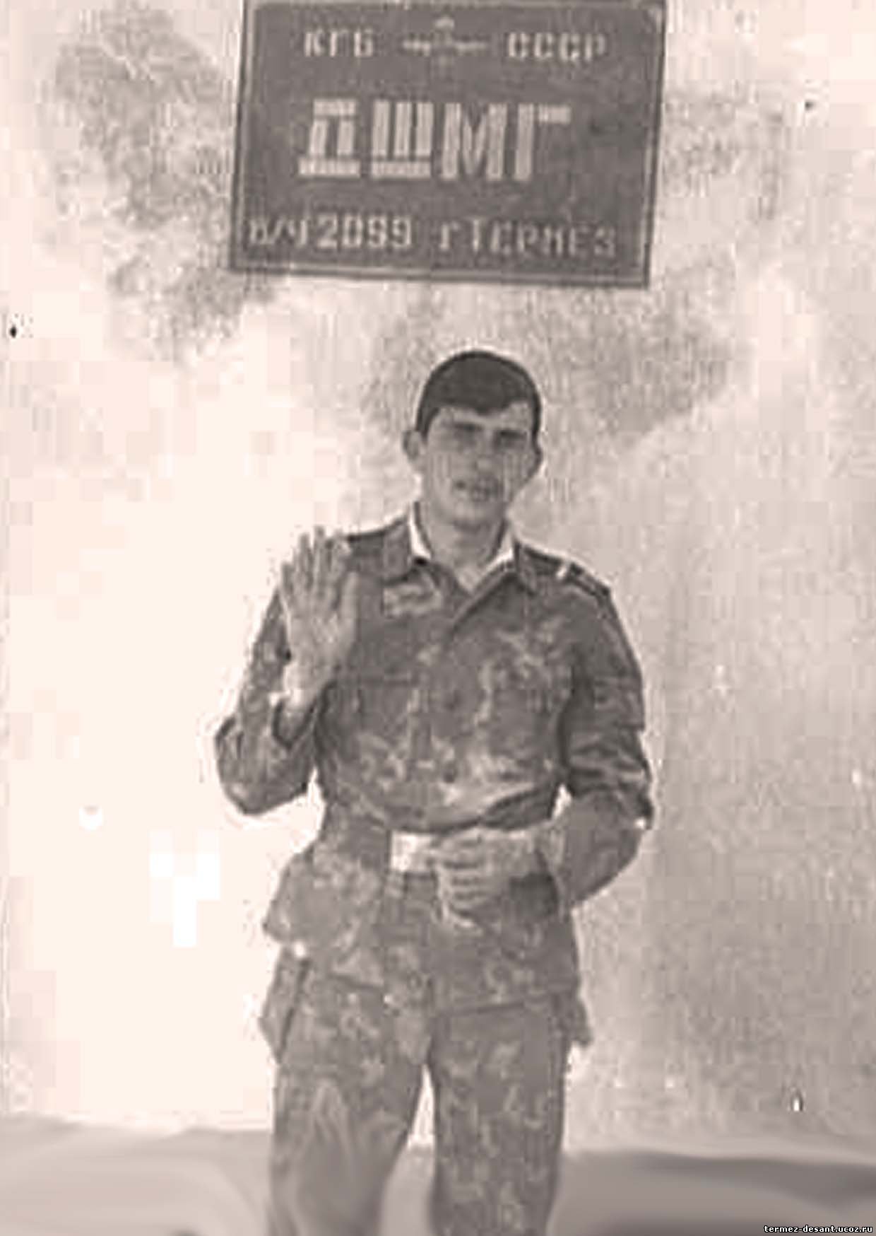 Боец Термезской ДШМГ на фоне вывески