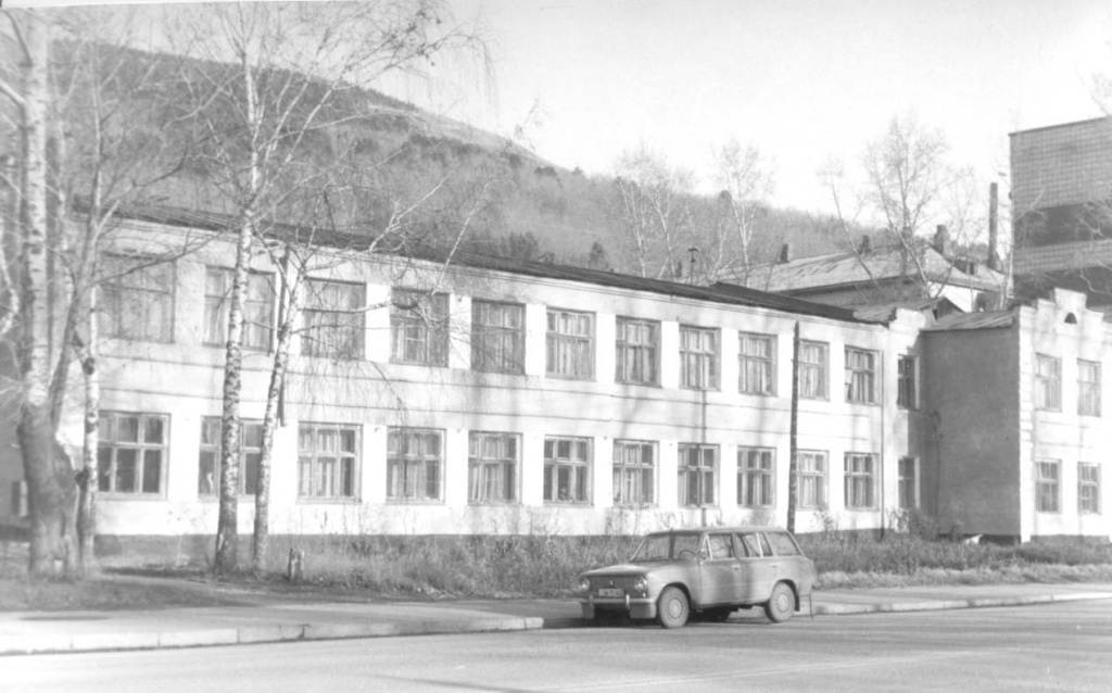 Ойрот-Тура, здание в котором разместились учебные кабинеты 2-ой специальной школы ВВС, 1942 год