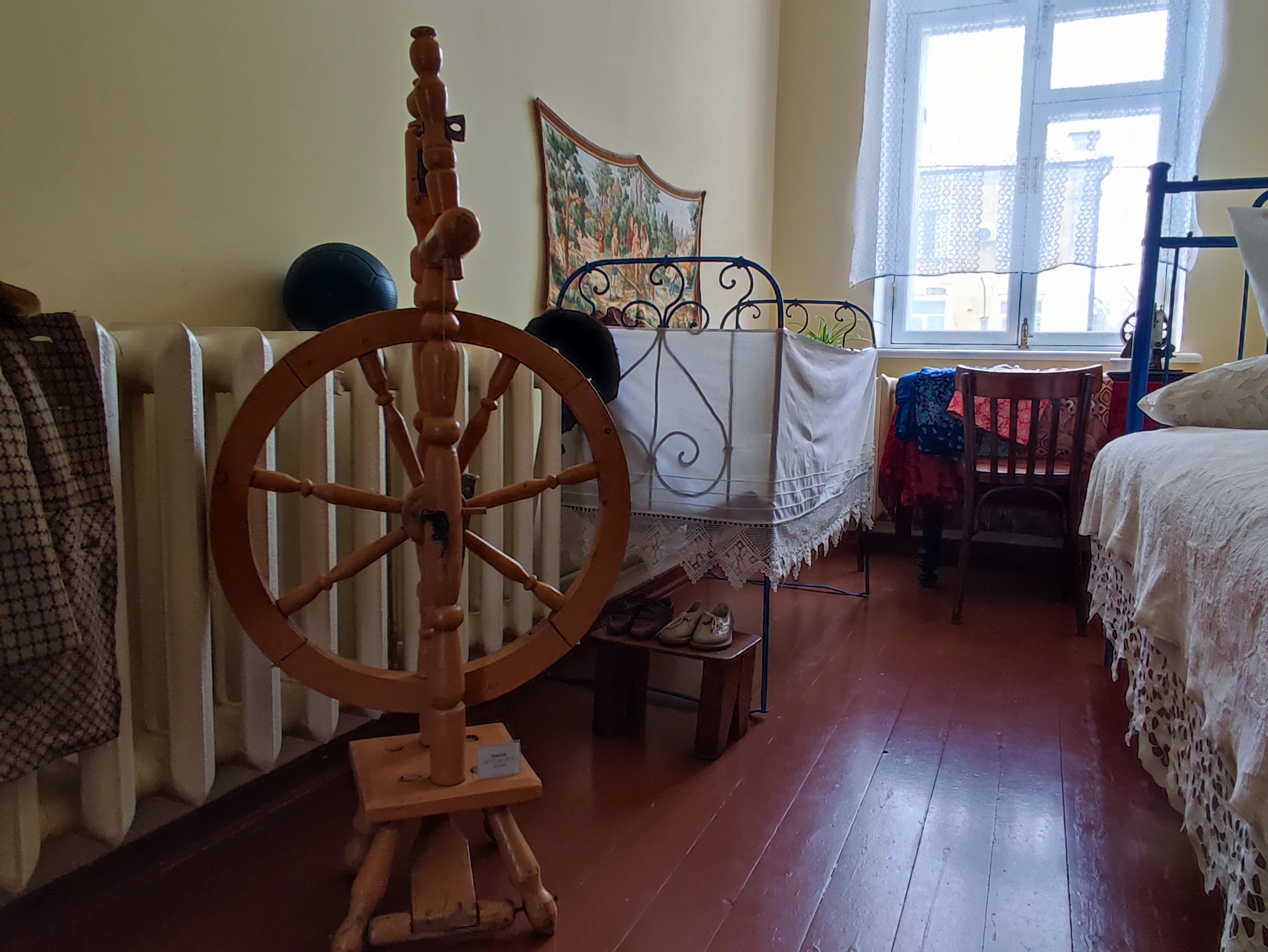 Прялка в коммунальной квартире советских времён в Доме-музее имени Юрия и Валентины Гагариных (Оренбург)