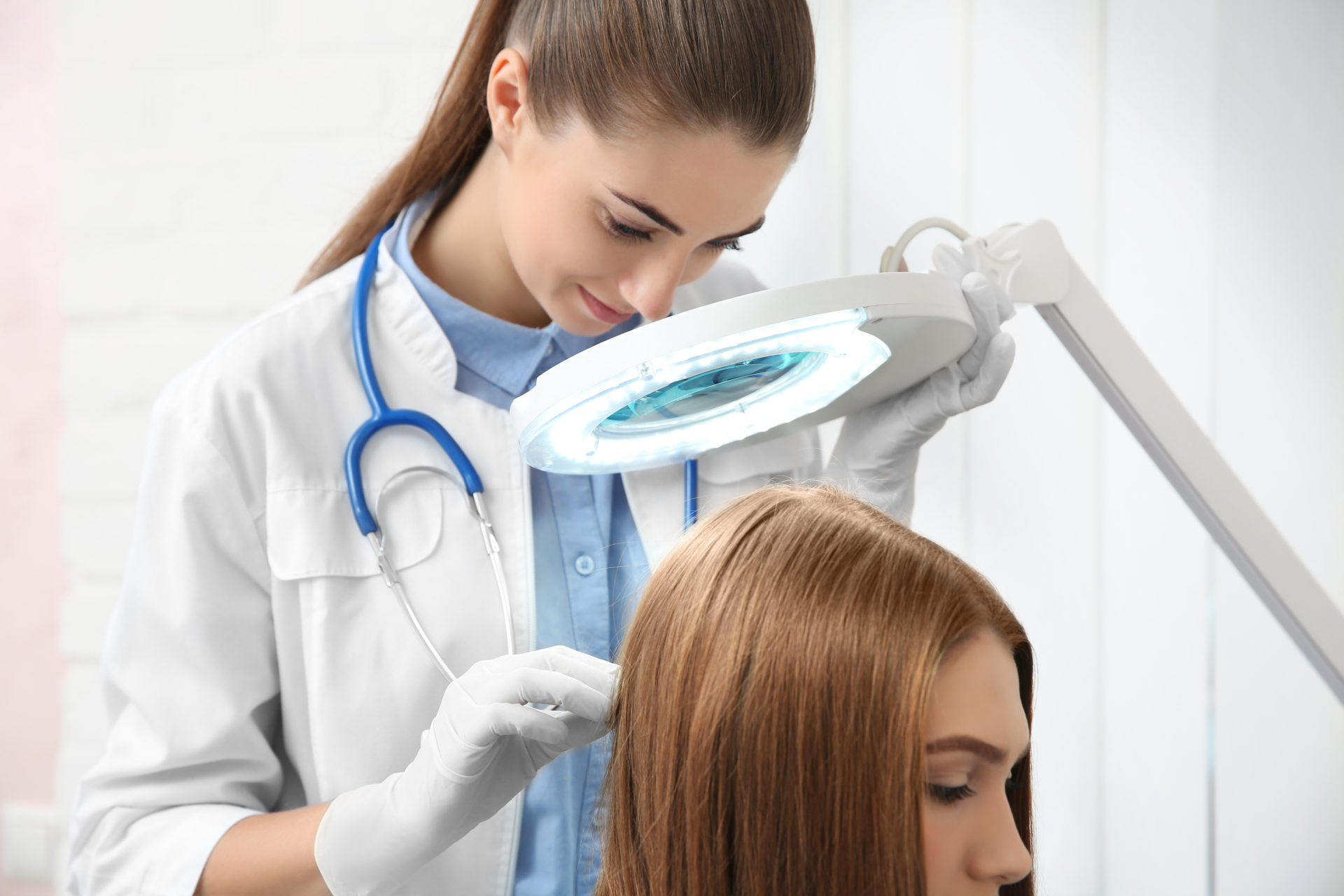 Трихолог за работой.jpg