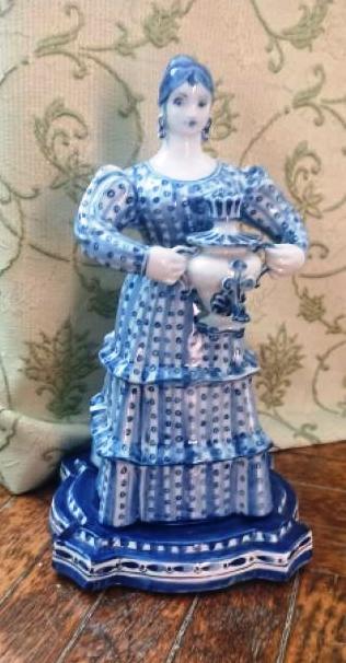 «Хозяйка». Шкатулка, верхняя часть съёмная. Керамика, гжель. Л. П. Азарова, 1979 г.