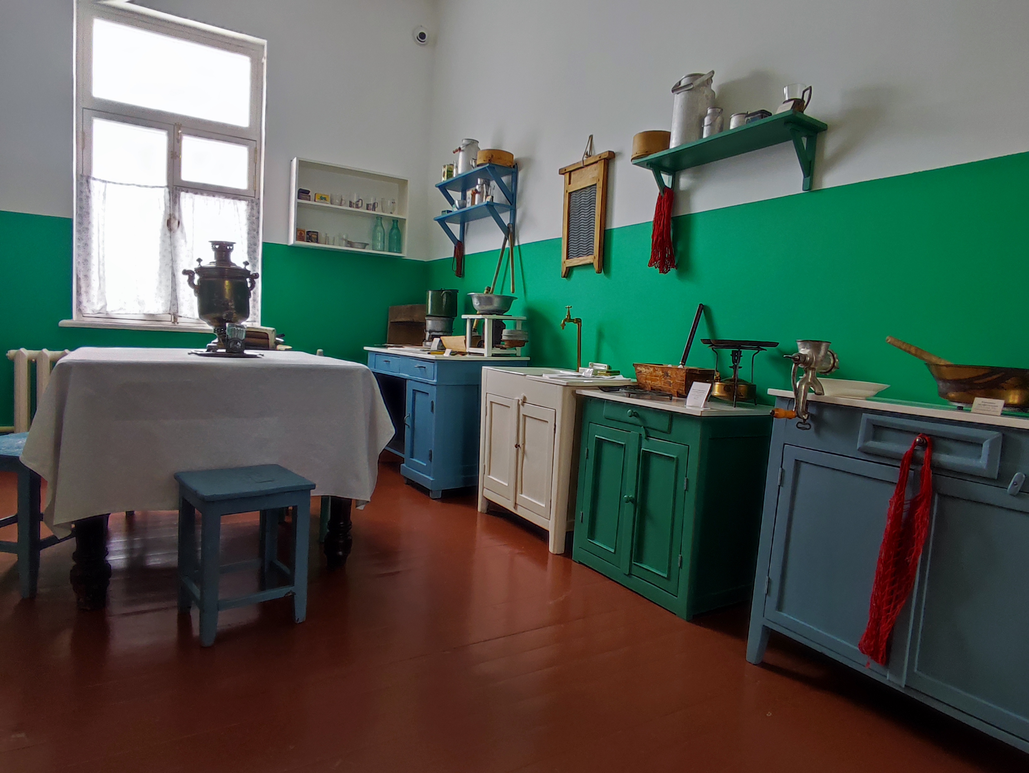 Интерьер общей кухни коммунальной квартиры советских времен в Доме-музее имени Юрия и Валентины Гагариных (Оренбург)