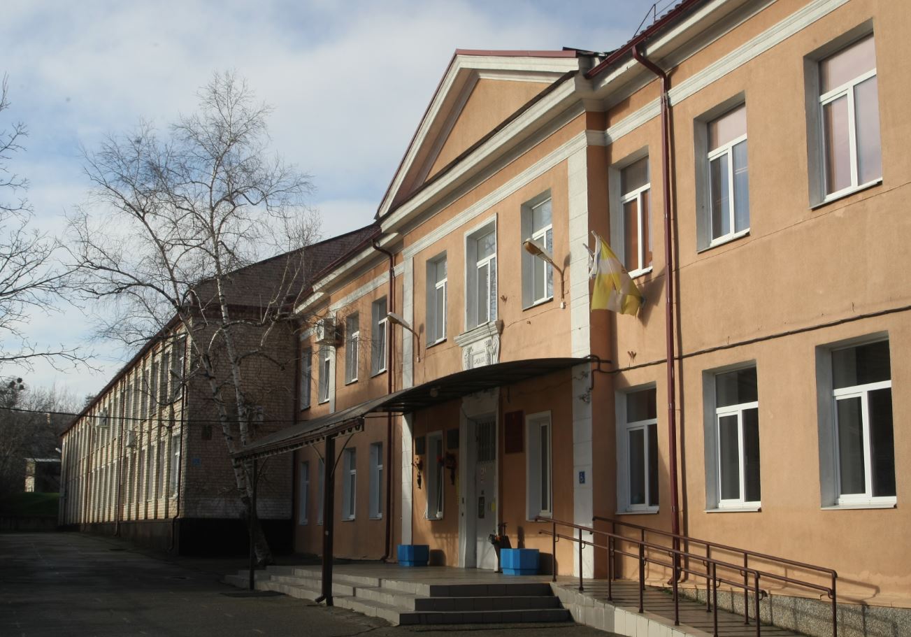 Файл:Ставрополь Гимназия 9 Здание Вход.jpg