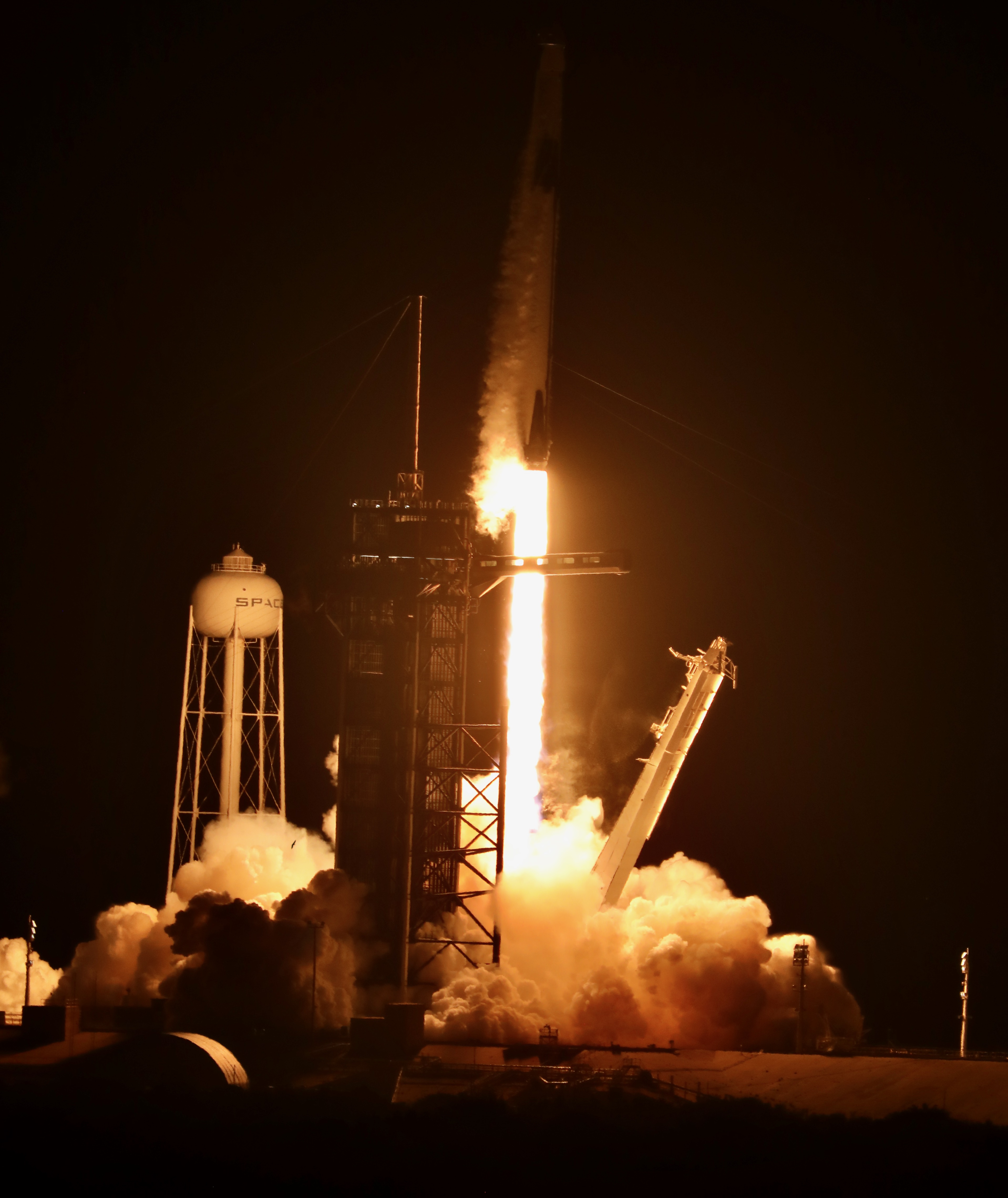 Старт ракеты-носителя Falcon 9 с кораблем