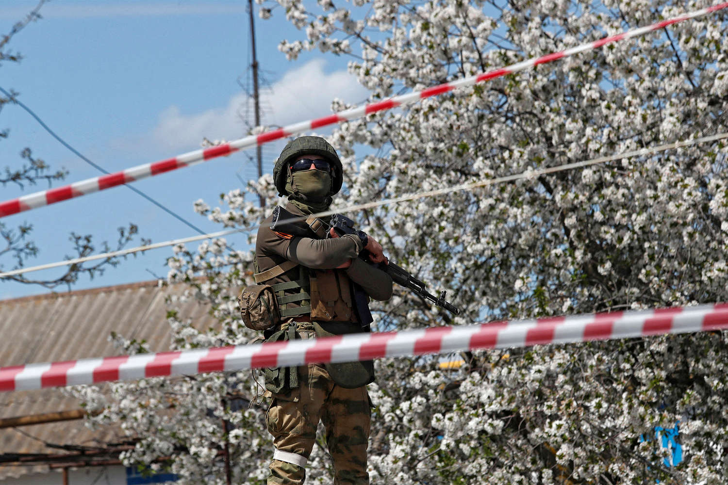 Файл:Российский военнослужащий на фоне кросс-ленты.jpg