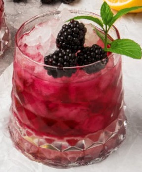 Файл:Бехеровка Брамбл (коктейль).jpg