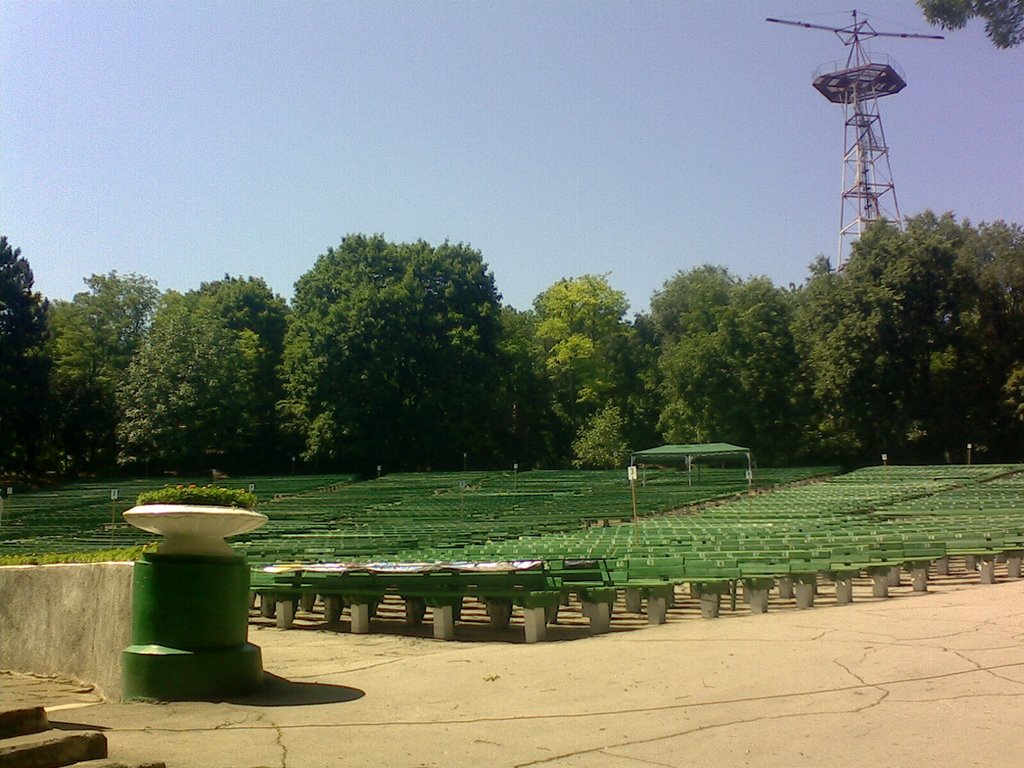 Зрительские места Зелёного театра и парашютная вышка