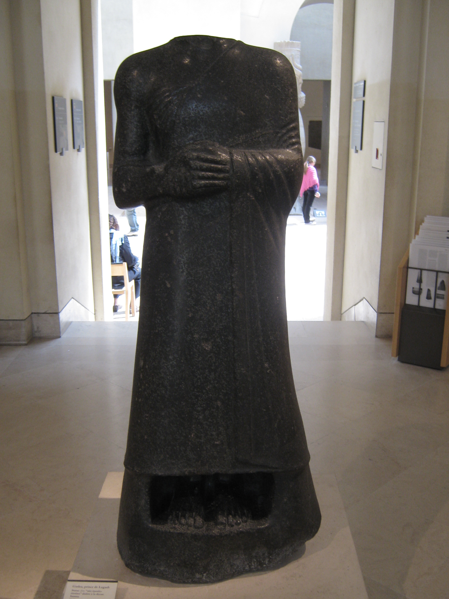 Gudea statue C (AO 5) -2.jpg