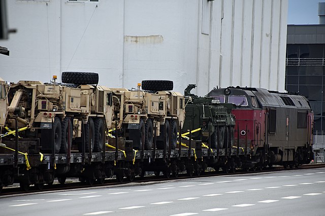 Файл:MZ1452 picking up NATO vehicles at Esbjerg Harbour (f).jpg