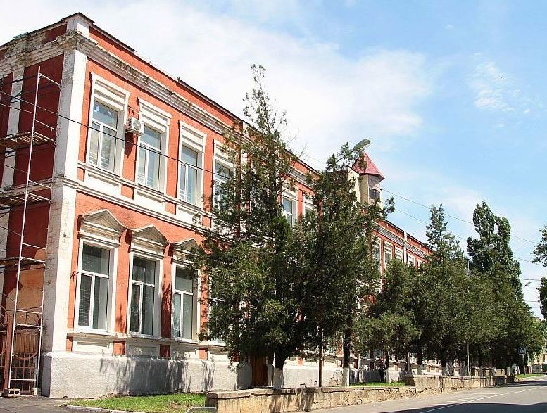 Фасады исторического здания, выполненные в стилистике русского классицизма. Фотография 2013 года.