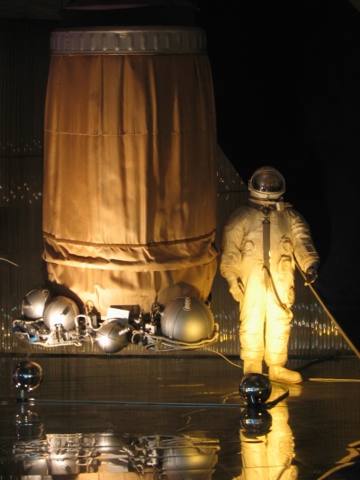 Voskhod-2 airlock and spacesuit.jpg